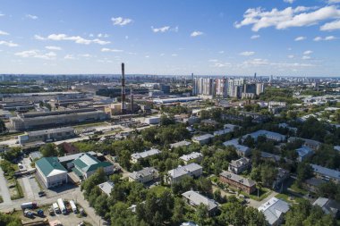 Yaz ortalarında bir Ekaterinburg şehir ve bitki üstte havadan drone görüntü, arka bahçe çim çim ve ağaçlar gür yeşil.