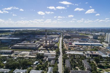 Yaz ortalarında bir Ekaterinburg şehir ve bitki üstte havadan drone görüntü, arka bahçe çim çim ve ağaçlar gür yeşil.