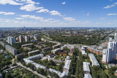 Yaz ortalarında bir Ekaterinburg şehir ve bitki üstte havadan drone görüntü, arka bahçe çim çim ve ağaçlar gür yeşil.