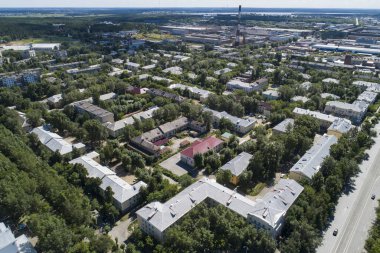 Yaz ortalarında bir Ekaterinburg şehir ve bitki üstte havadan drone görüntü, arka bahçe çim çim ve ağaçlar gür yeşil.