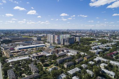 Düşük evler ve yeni yüksek binalar ile bir Ekaterinburg üst aşağı hava drone görüntü. Yaz ortalarında, arka bahçe çim çim ve ağaçlar yemyeşil yeşil.