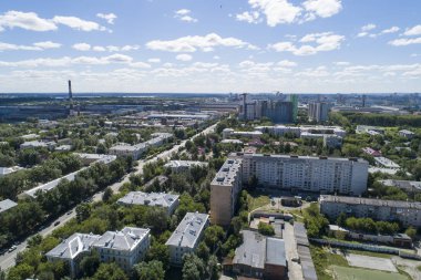 Düşük evler ve yeni yüksek binalar ile bir Ekaterinburg üst aşağı hava drone görüntü. Yaz ortalarında, arka bahçe çim çim ve ağaçlar yemyeşil yeşil.