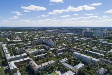 Düşük evler ve yeni yüksek binalar ile bir Ekaterinburg üst aşağı hava drone görüntü. Yaz ortalarında, arka bahçe çim çim ve ağaçlar yemyeşil yeşil.