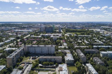 Düşük evler ve yeni yüksek binalar ile bir Ekaterinburg üst aşağı hava drone görüntü. Yaz ortalarında, arka bahçe çim çim ve ağaçlar yemyeşil yeşil.