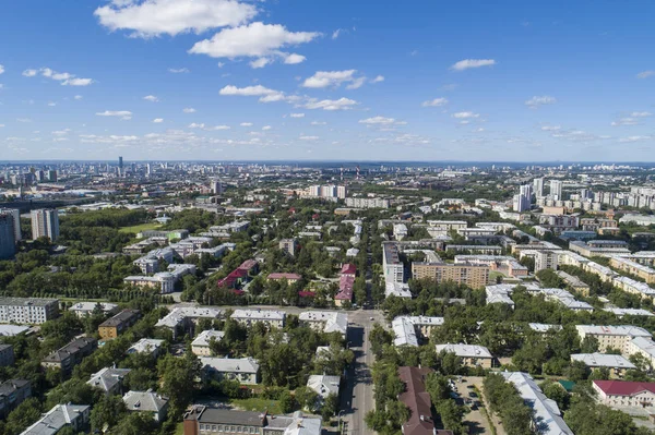 Z góry na dół anteny Drone obraz miasta Ekaterinburg w środku lata, trawa podwórku trawy i drzew bujny zielony. — Zdjęcie stockowe