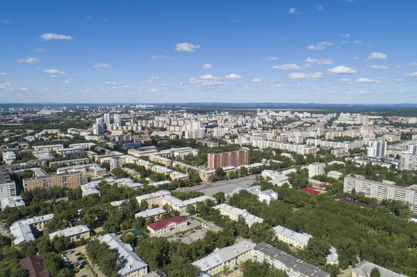 Top down immagine drone aereo di una città di Ekaterinburg nel bel mezzo dell'estate, erba prato cortile e alberi verde lussureggiante . — Foto Stock