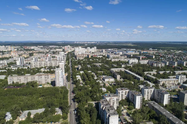 Сверху вниз снимок Екатеринбурга в середине лета, трава на заднем дворе и деревья пышные зеленые . — стоковое фото