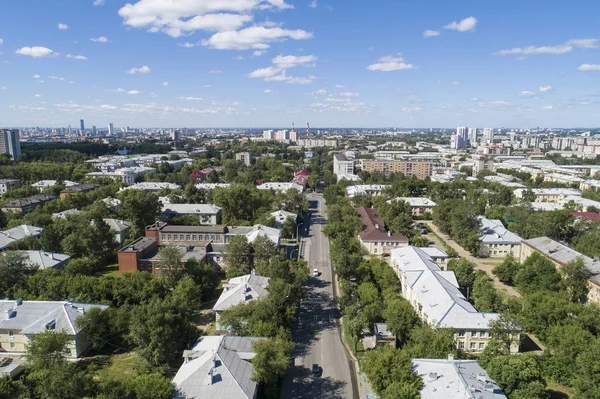 Сверху вниз снимок Екатеринбурга в середине лета, трава на заднем дворе и деревья пышные зеленые . — стоковое фото