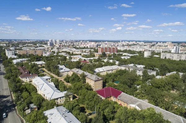 Top down immagine drone aereo di una città di Ekaterinburg nel bel mezzo dell'estate, erba prato cortile e alberi verde lussureggiante . — Foto Stock