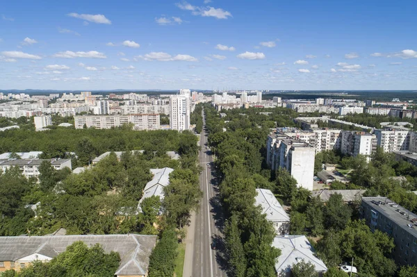 Z góry na dół anteny Drone obraz miasta Ekaterinburg w środku lata, trawa podwórku trawy i drzew bujny zielony. — Zdjęcie stockowe