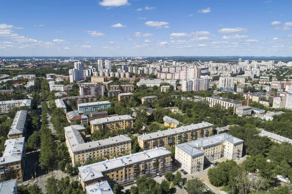 Top down immagine drone aereo di una città di Ekaterinburg nel bel mezzo dell'estate, erba prato cortile e alberi verde lussureggiante . — Foto Stock