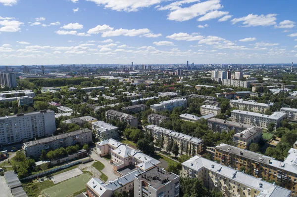 Top down immagine drone aereo di una città di Ekaterinburg nel bel mezzo dell'estate, erba prato cortile e alberi verde lussureggiante . — Foto Stock