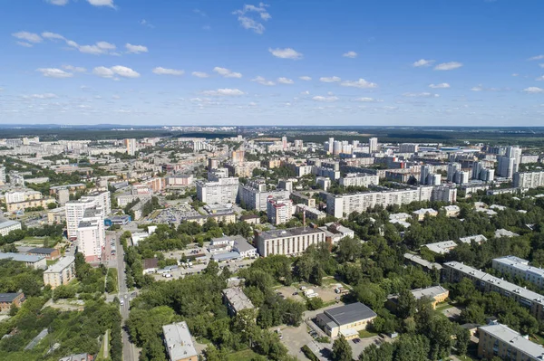 Z góry na dół anteny Drone obraz miasta Ekaterinburg w środku lata, trawa podwórku trawy i drzew bujny zielony. — Zdjęcie stockowe