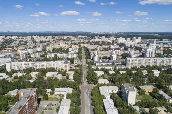 Z góry na dół anteny Drone obraz miasta Ekaterinburg w środku lata, trawa podwórku trawy i drzew bujny zielony. — Zdjęcie stockowe