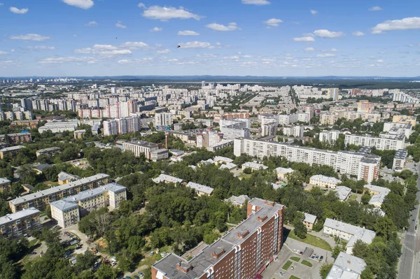 Top down immagine drone aereo di una città di Ekaterinburg nel bel mezzo dell'estate, erba prato cortile e alberi verde lussureggiante . — Foto Stock