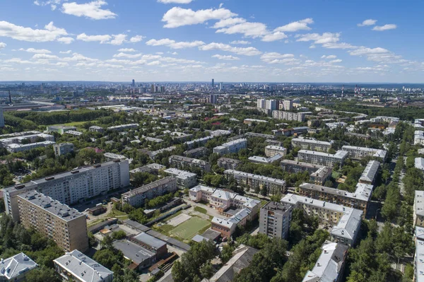 Сверху вниз снимок Екатеринбурга в середине лета, трава на заднем дворе и деревья пышные зеленые . — стоковое фото