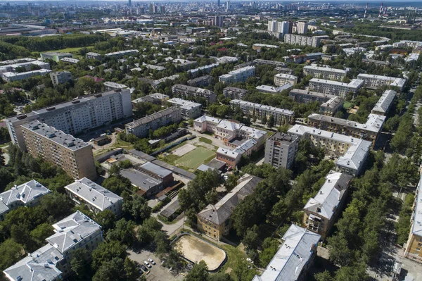 Сверху вниз снимок Екатеринбурга в середине лета, трава на заднем дворе и деревья пышные зеленые . — стоковое фото