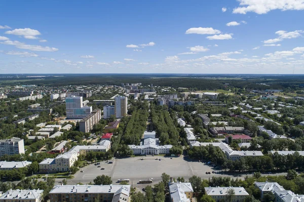 Uppifrån antenn drönare bild av en Ekaterinburg stad och kultur hus med torg mitt i sommaren, bakgård gräs gräs och träd grönskande. — Stockfoto