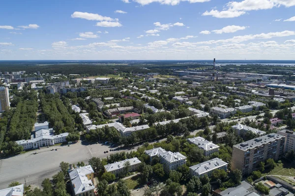 Top down immagine drone aereo di una città di Ekaterinburg e la casa della cultura con piazza nel bel mezzo dell'estate, erba tappeto erboso cortile e alberi verde lussureggiante . — Foto Stock