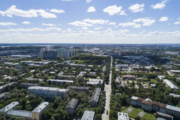 Gambar pesawat tanpa awak dari atas Ekaterinburg dengan rumah-rumah rendah dan gedung-gedung tinggi baru. Pertengahan musim panas, halaman belakang rumput rumput dan pohon subur hijau . — Stok Foto