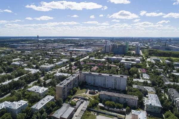 Düşük evler ve yeni yüksek binalar ile bir Ekaterinburg üst aşağı hava drone görüntü. Yaz ortalarında, arka bahçe çim çim ve ağaçlar yemyeşil yeşil.