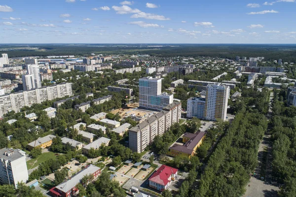 Z góry na dół anteny Drone wizerunek Ekaterinburg z niskich domów i nowych wieżowców. Pośród lata, trawa podwórka trawy i drzew bujny zielony. — Zdjęcie stockowe