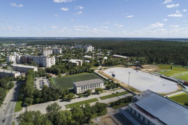 Stadyumlar ile Ekaterinburg bir Yekaterinburg yukarıdan aşağı hava drone görüntü: hazır ve inşaat altında. Yaz ortalarında, arka bahçe çim çim ve ağaçlar yemyeşil yeşil.