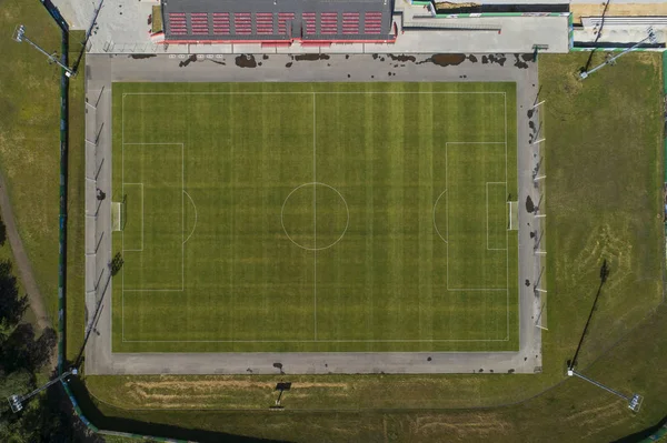 Drone aereo immagine di un piccolo stadio, telecamera abbassata. Ekaterinburg città, sobbollire, soleggiato — Foto Stock