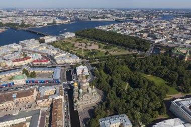 St. Petersburg yükseklikten. Saray bölgesi. Mesih 'in diriliş Katedrali (kan kurtarıcı), Mikhailovsky Bahçesi, Mars alanı, yaz bahçesi, Neva Nehri. Hava