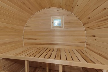 bir varil şeklinde ahşap banyo iç. Kırsal mobil banyo