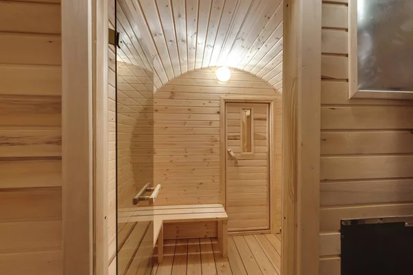 Interior de baño de madera en forma de barril. Baño móvil rural — Foto de Stock