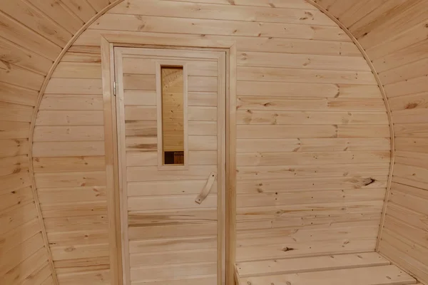 Interior de banho de madeira na forma de um barril. Banho móvel rural — Fotografia de Stock