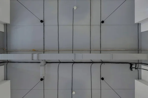 Alambres, detectores y ventilación en el techo gris —  Fotos de Stock