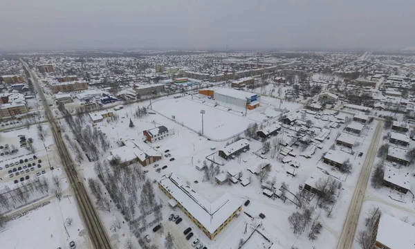 Sowjetische Stadt. Sportkomplex und Stadion. Antenne. Winter, Schnee, bewölkt. khanty mansiysk autonomer okrug (hmao), russland. — Stockfoto