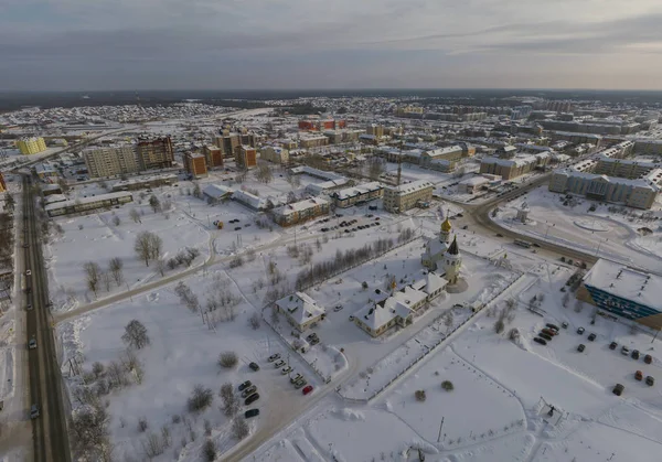 Kirche in der Stadt Jugorsk. Antenne. Winter, Schnee, bewölkt. khanty mansiysk autonomer okrug (hmao), russland. — Stockfoto