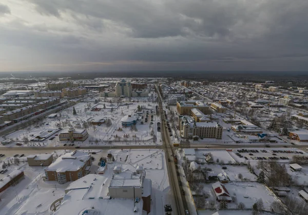 Jugorsk Stadt. Antenne. Winter, Schnee, bewölkt. khanty mansiysk autonomer okrug (hmao), russland. — Stockfoto