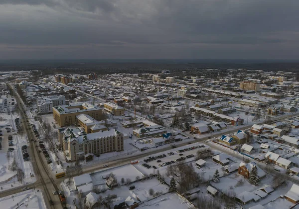 Jugorsk Stadt. Antenne. Winter, Schnee, bewölkt. khanty mansiysk autonomer okrug (hmao), russland. — Stockfoto