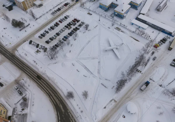 Jugorsk Stadt. Denkmal des Flugzeugs yak-40. Antenne. Winter, Schnee, bewölkt. khanty mansiysk autonomer okrug (hmao), russland. — Stockfoto
