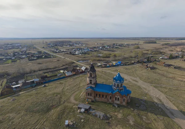Заброшенная церковь с голубой крышей в селе Новойпатово. Воздушный — стоковое фото