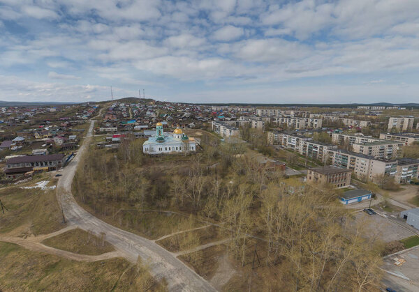 Церковь в городе Полевской, Воздушная, весенняя, облачная

