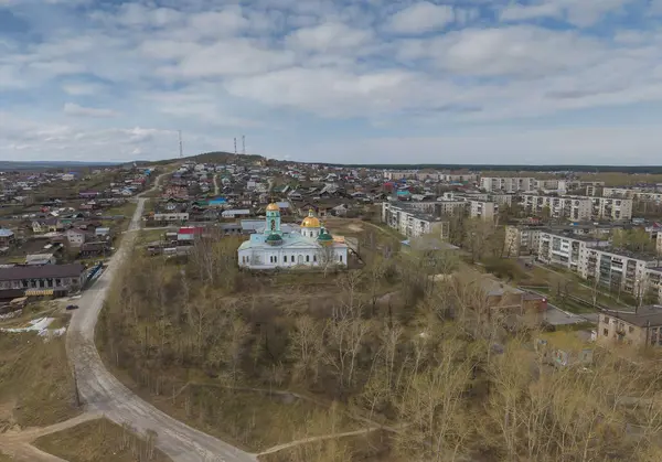 Templom Polevskoy városban, légi, tavaszi, felhős — Stock Fotó
