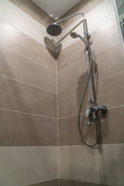 Porselen taş banyodamlacıkları ve kireç izleri ile güzel duş. Gri tonları