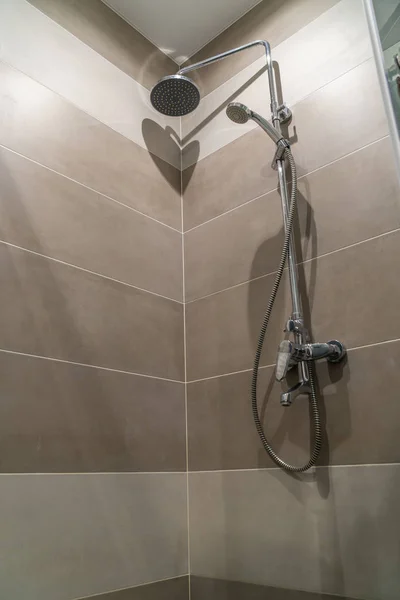Hermosa ducha con rastros de gotitas y cal en baño de gres porcelánico. Tonos grises — Foto de Stock
