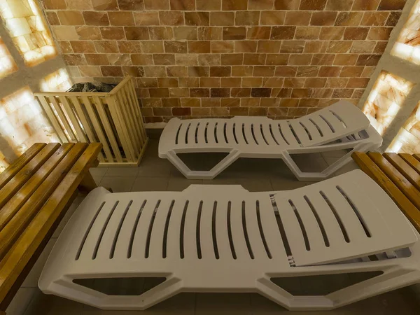 Sala de sal en el centro de spa, bancos de madera y tumbonas de plástico — Foto de Stock