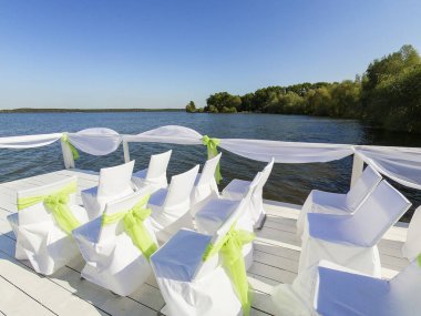 Düğün töreni için yer. Göl kıyısındaki iskele