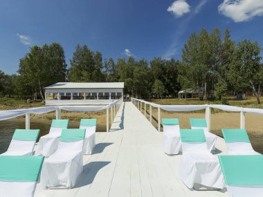 Düğün töreni için yer. Göl kıyısındaki iskele