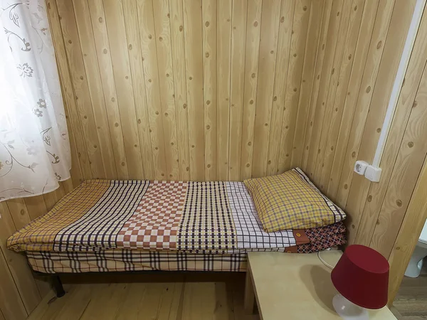 Интерьер гостевого дома: кровать, стол, лампа — стоковое фото