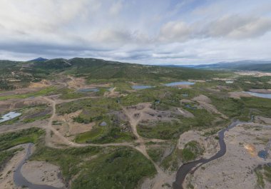 Dağlar (tepeler) hendek ve siperler ve nehir ile neredeyse terk köy 
