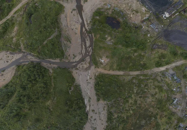 Rio Baimka aldeia quase abandonada "Vesenniy". Chukotka, Rússia. Verão, nublado. Vista aérea — Fotografia de Stock