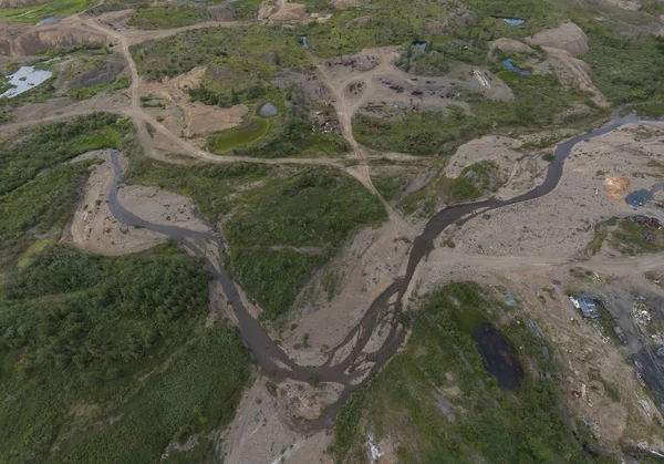 Rio Baimka aldeia quase abandonada "Vesenniy". Chukotka, Rússia. Verão, nublado. Vista aérea — Fotografia de Stock